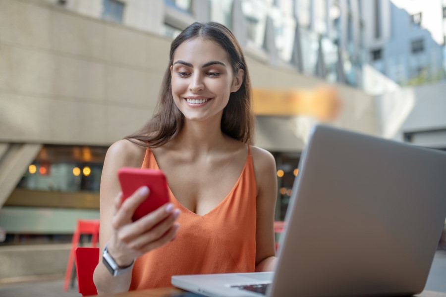chica ligando desde una aplicación de citas