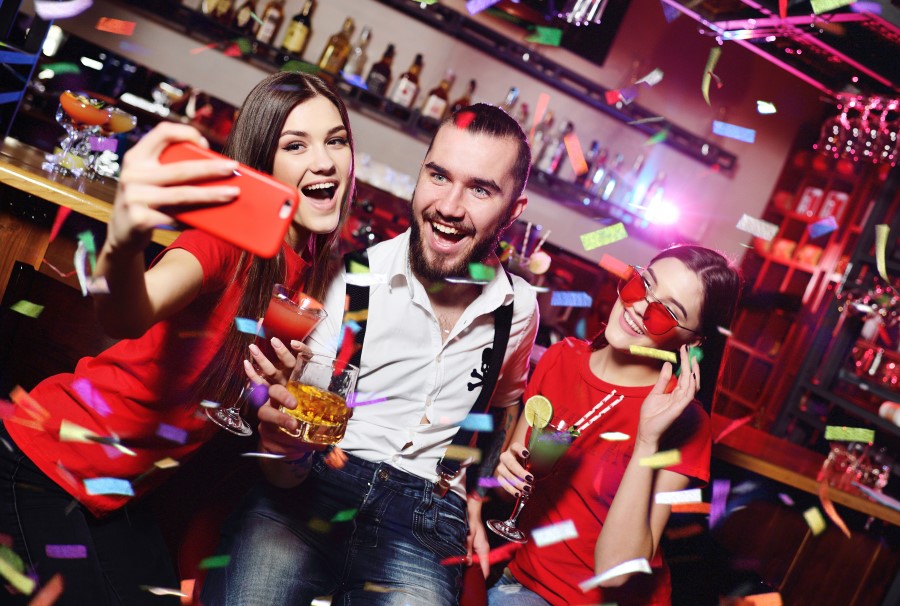 hombre conociendo chicas en discotecas