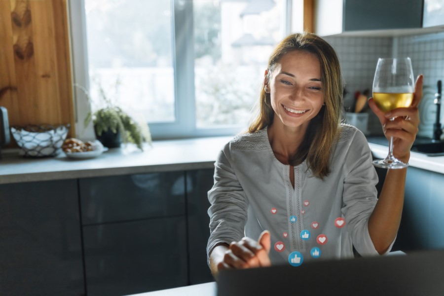Mujer conociendo hombres en internet